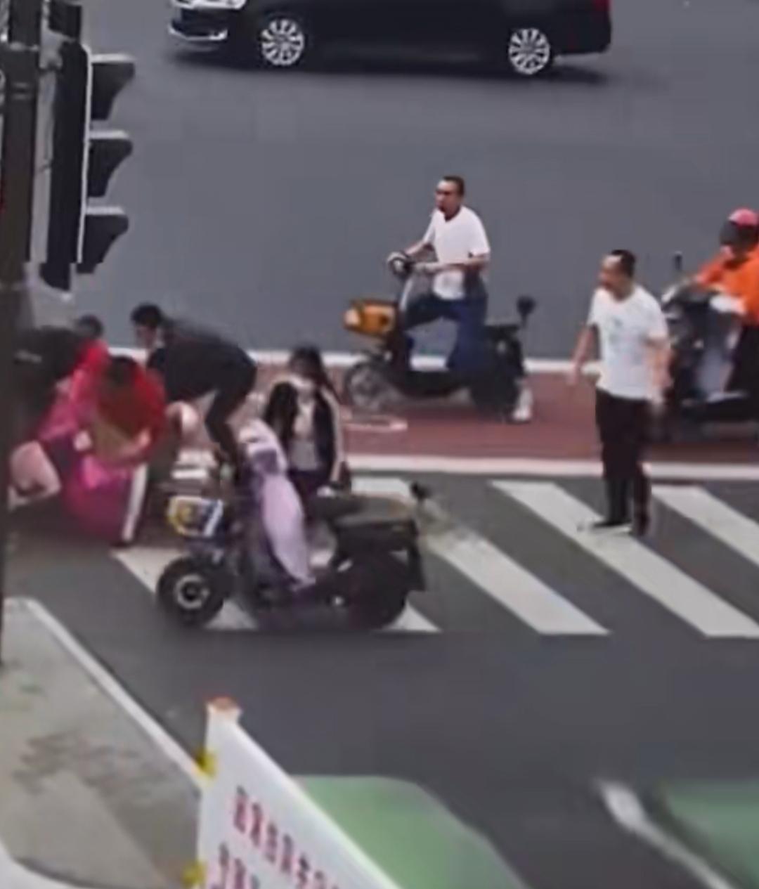 货车侧翻沙土掩埋路人，热心市民挺身而出施救
 
近日，一处十字路口发生惊险一幕：