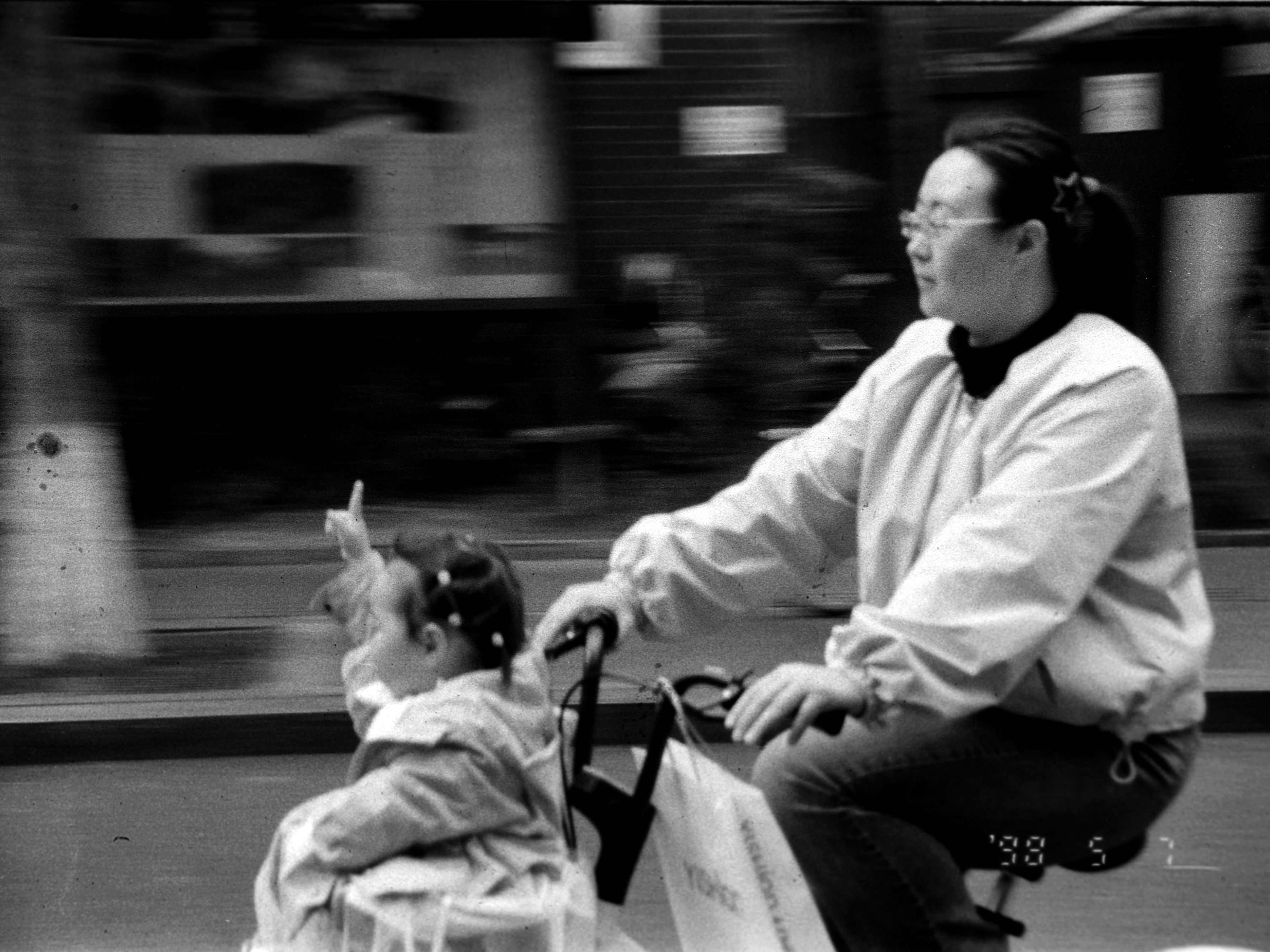 在成都的街头巷尾，用黑白胶片记录下那些不经意间的瞬间。没有色彩的世界，更能感受到