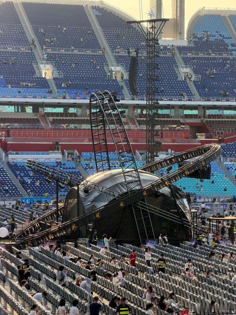 周深做米字星物料发狠忘情了 被周深的用心狠狠戳到！不仅手记里有各种卡，透光卡对着