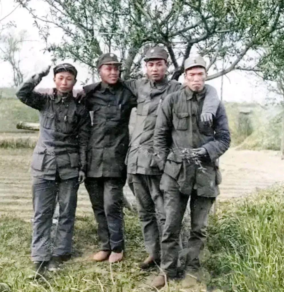 1940年，山东临沂，八路军115师教五旅首长在临沂郯城马头镇合影留念，镜头下右