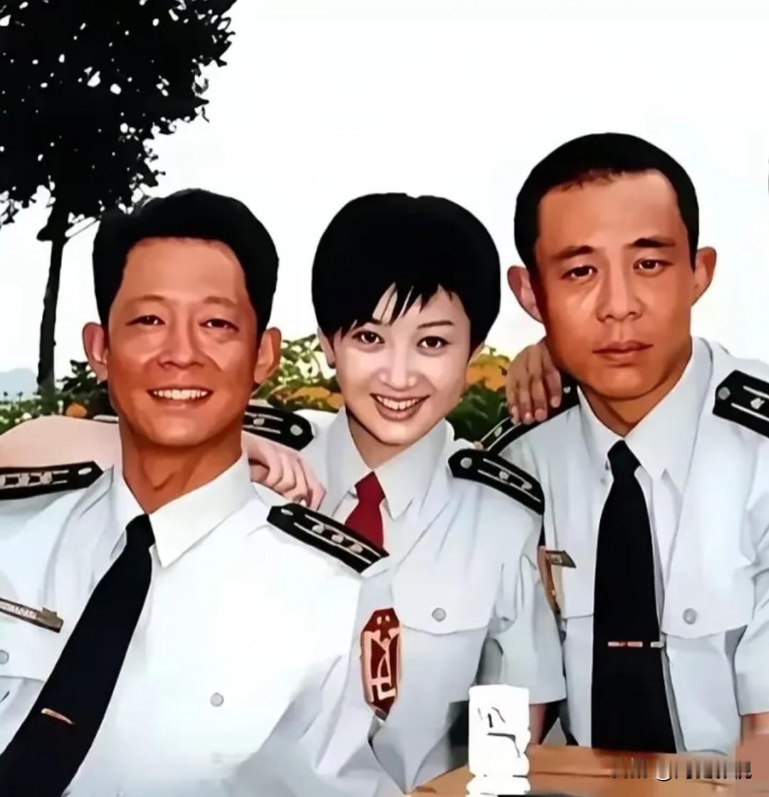 仔细看，左边的演员王志文，右边的是侯勇，穿上军装显得精神抖擞！而中间这位美女是谁