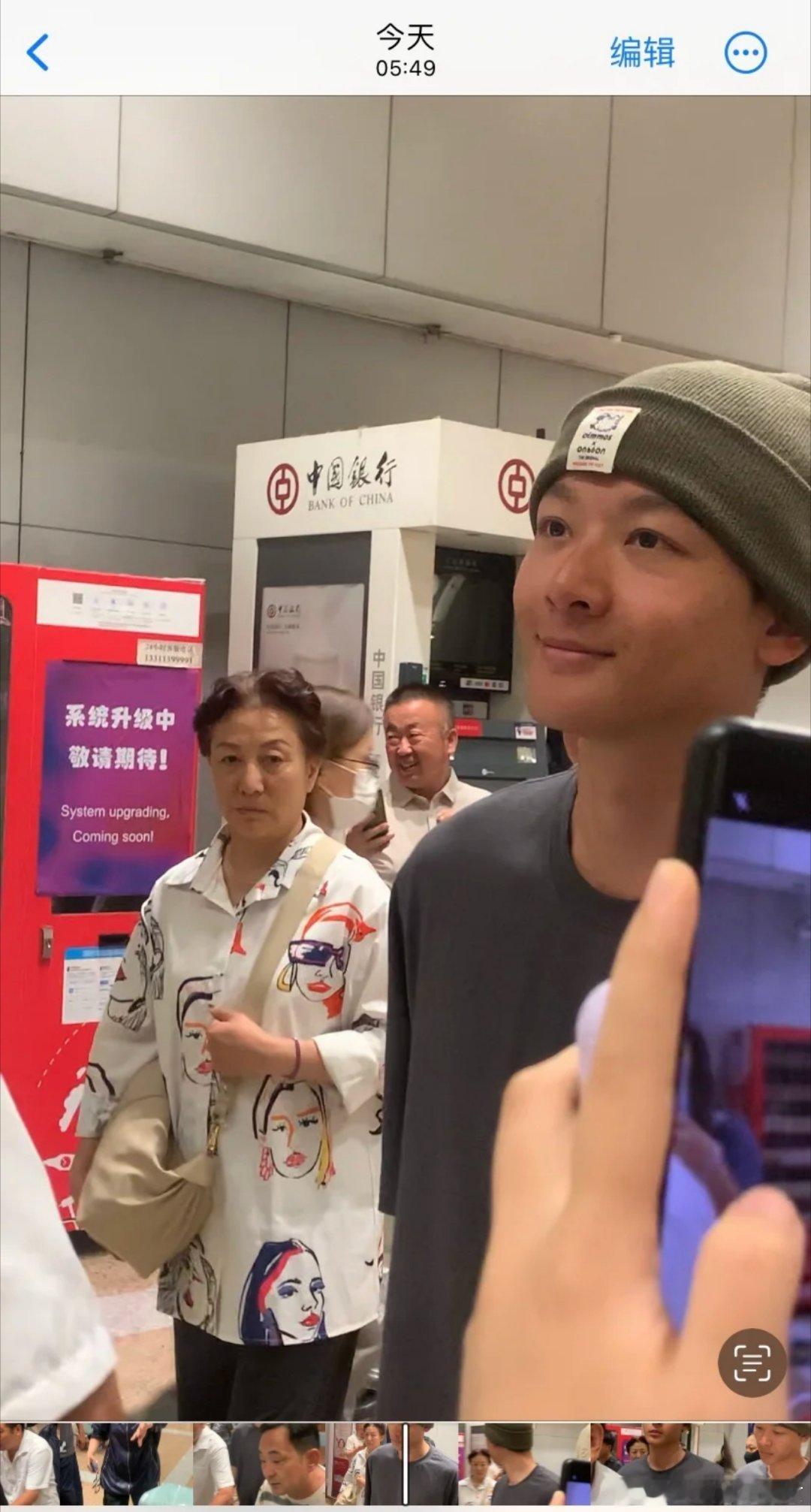 我家张晚意咋的了？？？？干嘛不给他用防晒？？？要素颜出演包青天啊[捂嘴哭]？？？