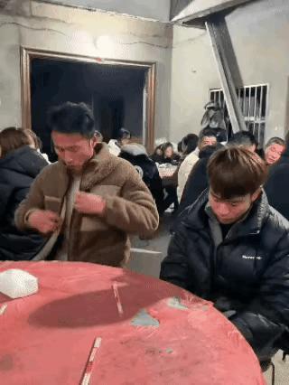 兄弟啊
不就一包烟吗
至于嘛
这下好了
全村都看你笑话了[捂脸]