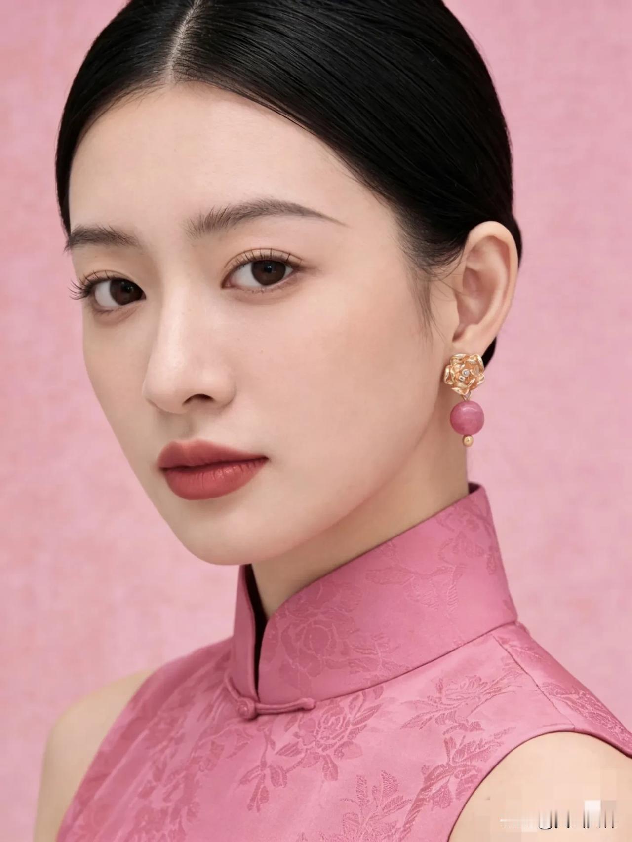 写尽人间悲欢，难书心底遗憾。
字字斟酌，句句藏情，
上联落笔，下联静待知音。
真