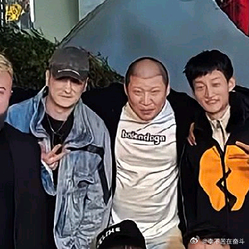 阳光信用每日一善 当潮水退去，留在沙滩上的，是那些被时间打磨得发亮的记忆。 ​​