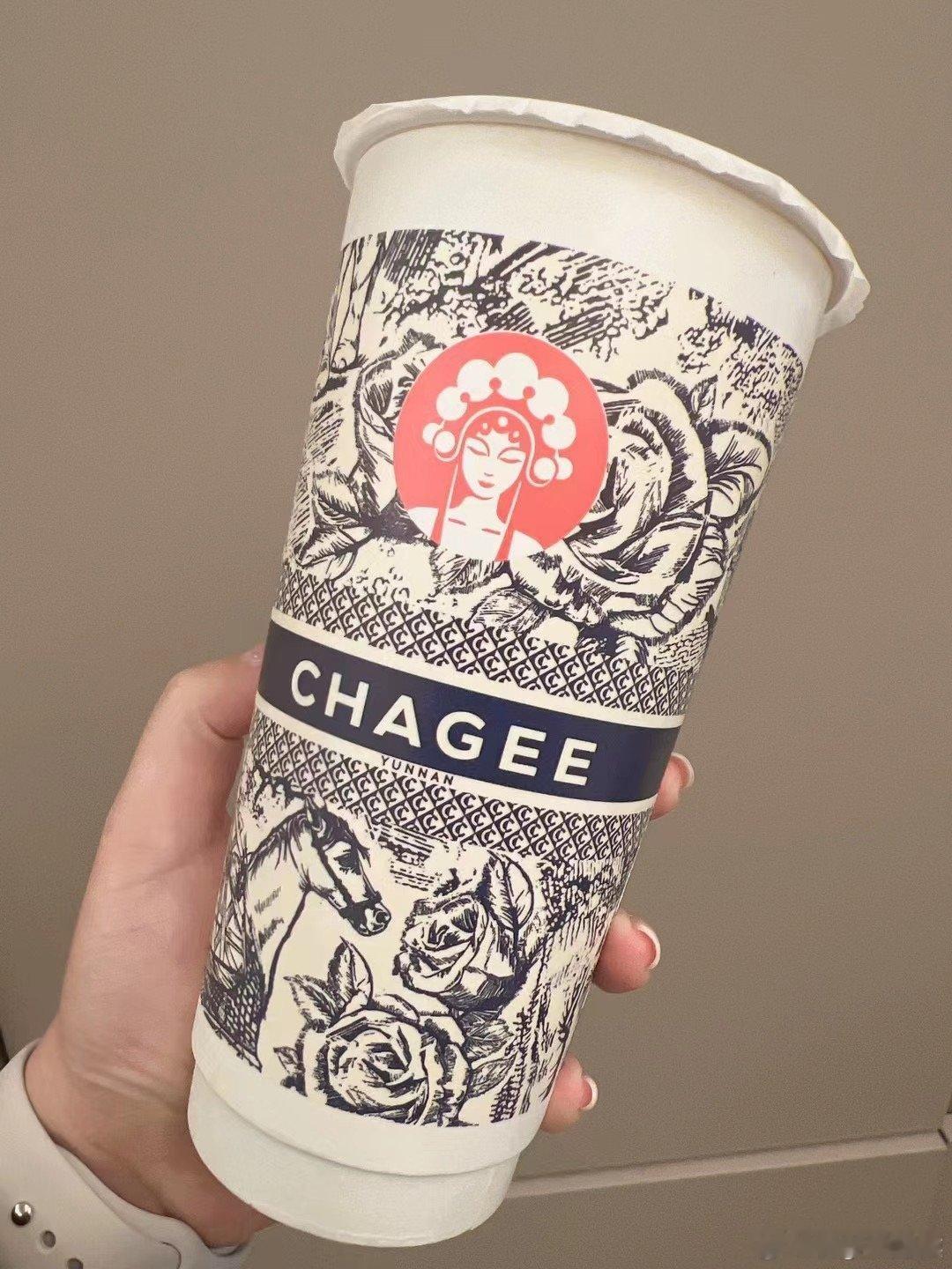 霸王茶姬异物系购买人投放110万热度炸锅！奶茶喝出异物到底是谁的问题？霸王茶姬这