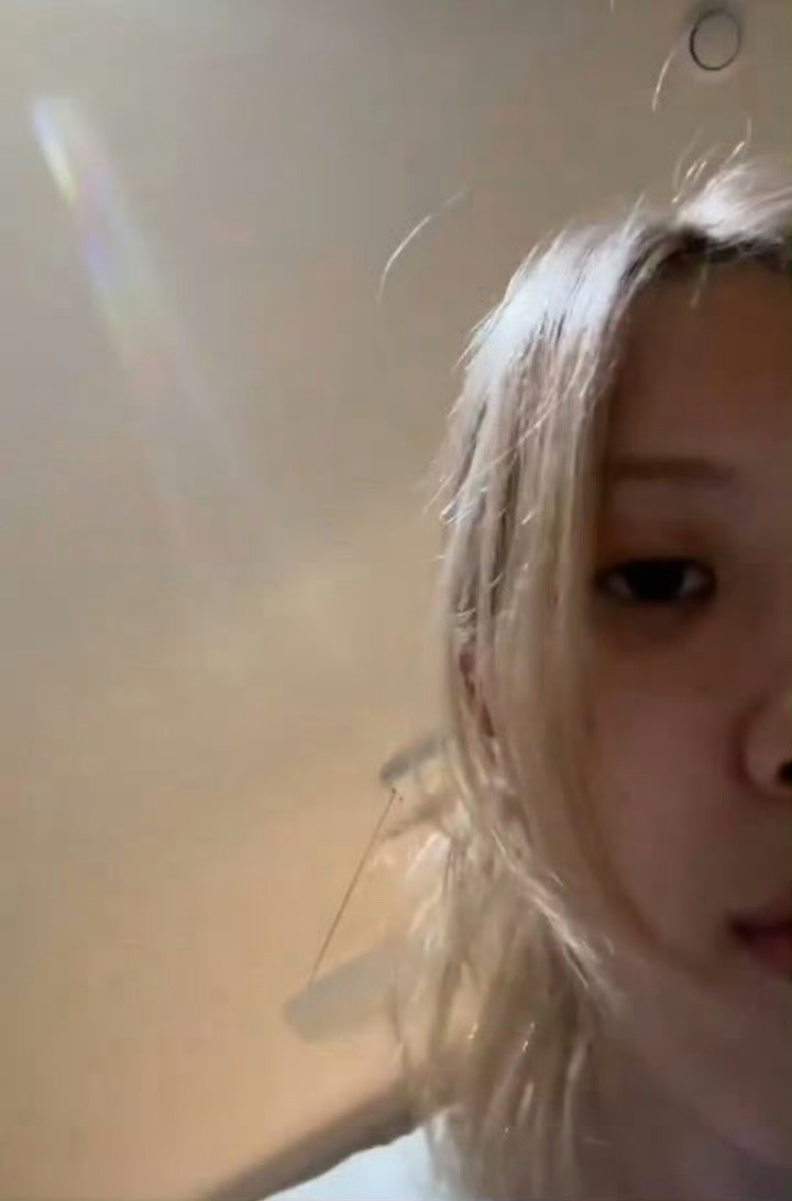 Jennie堵鼻子朴彩英直播时精神萎靡 网友质疑朴彩英疑似吸食不明物体 希望是假