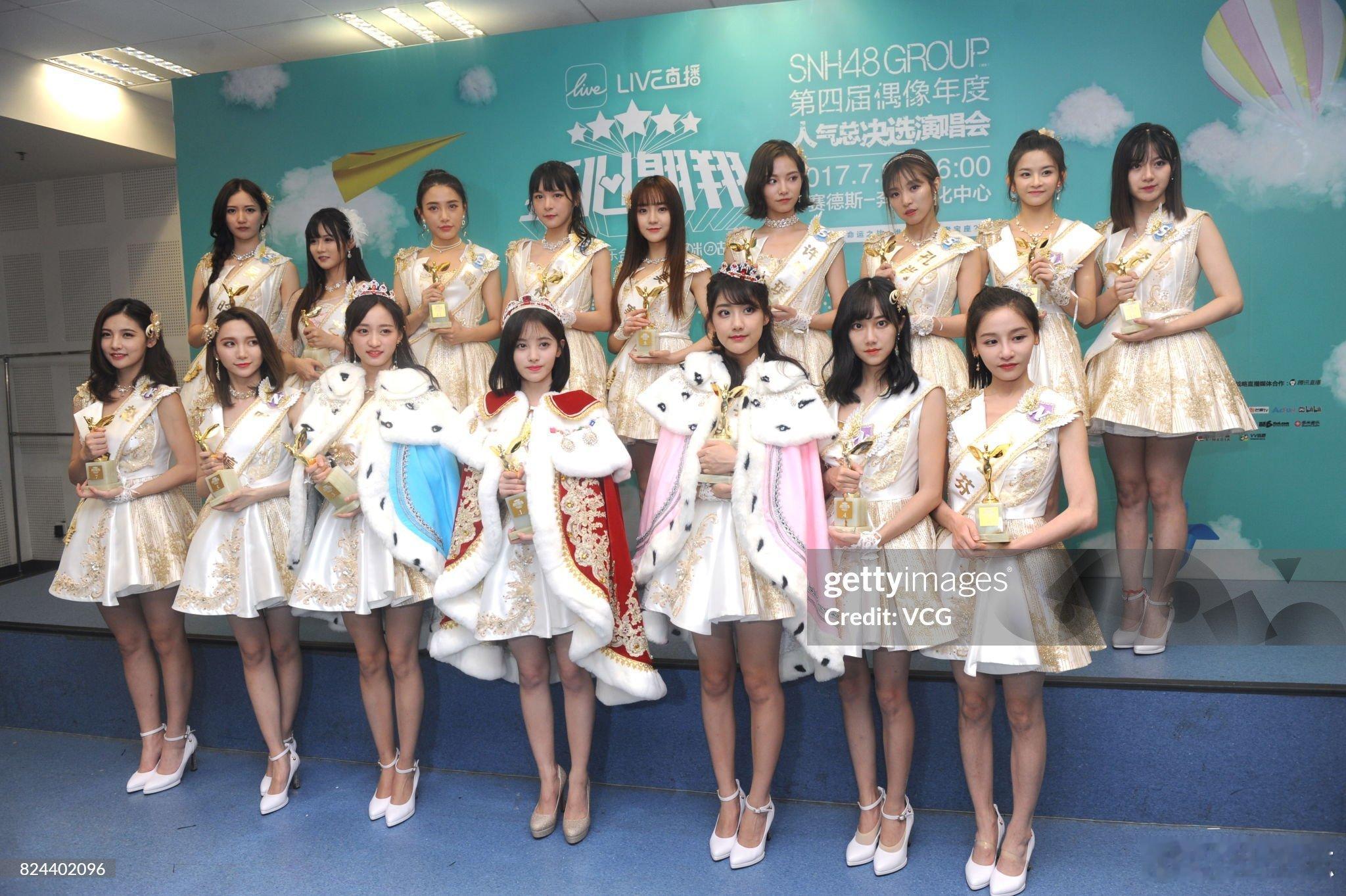 #鞠婧祎已申请笔迹鉴定# 目前双方各执一词，呈现罗生门。其实捧红培养艺人，对接资