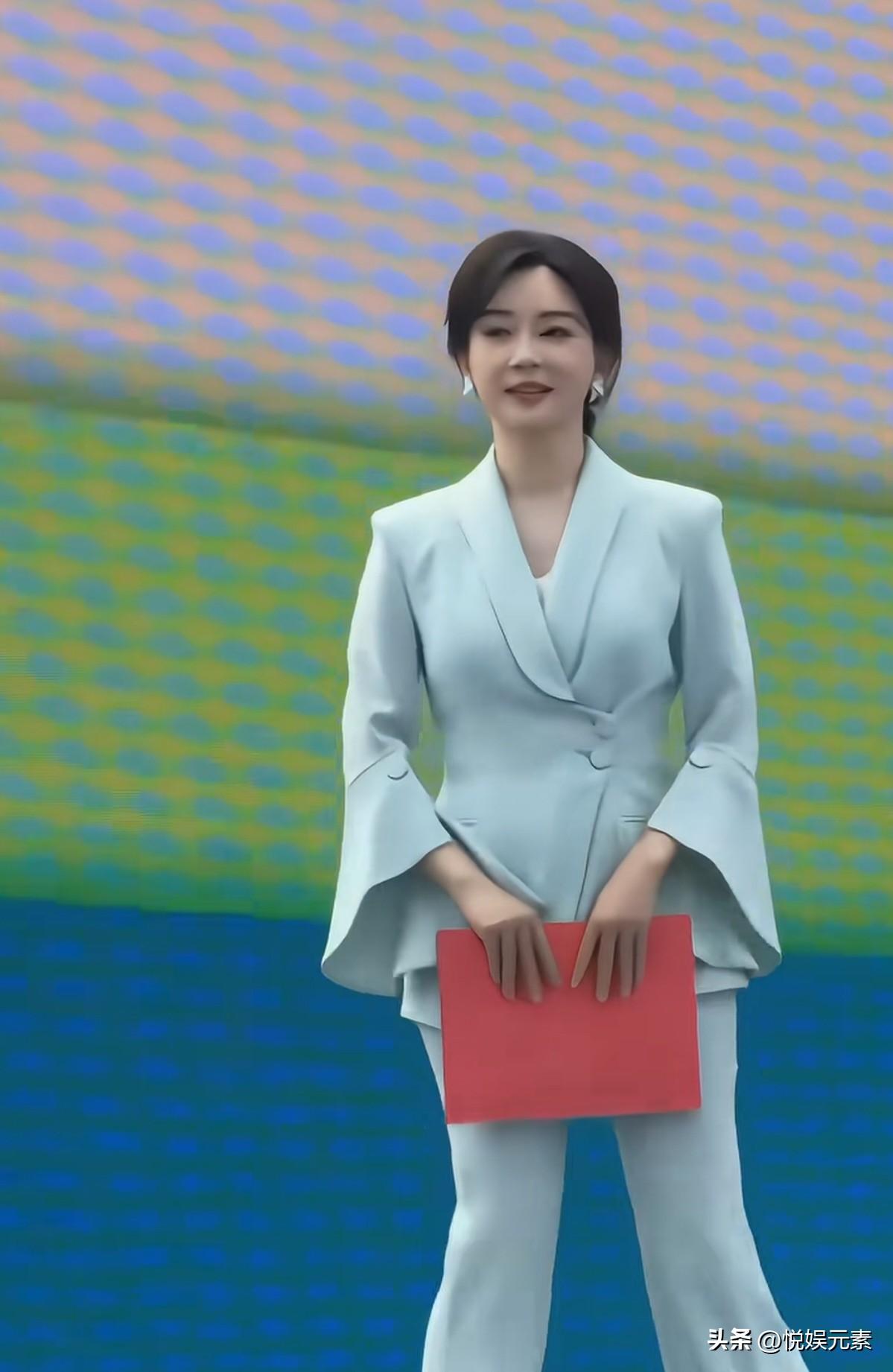 发丝如绸，目光清澈，
素雅从容，文静淡雅，
陈数老师是整个演艺圈，
最有气质最有