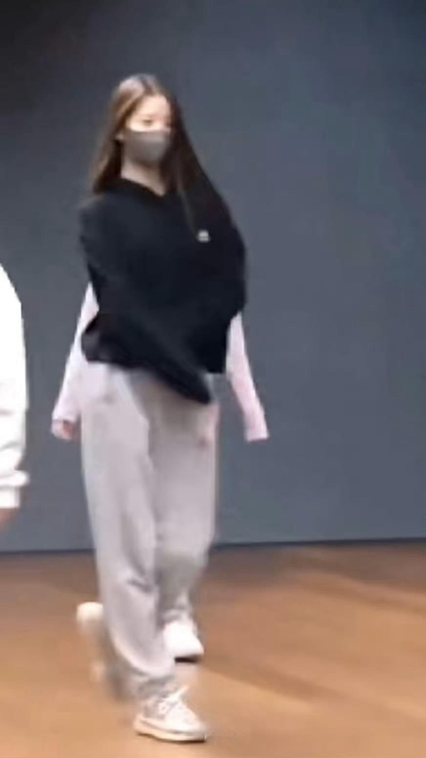 这么模糊但还是好俊 