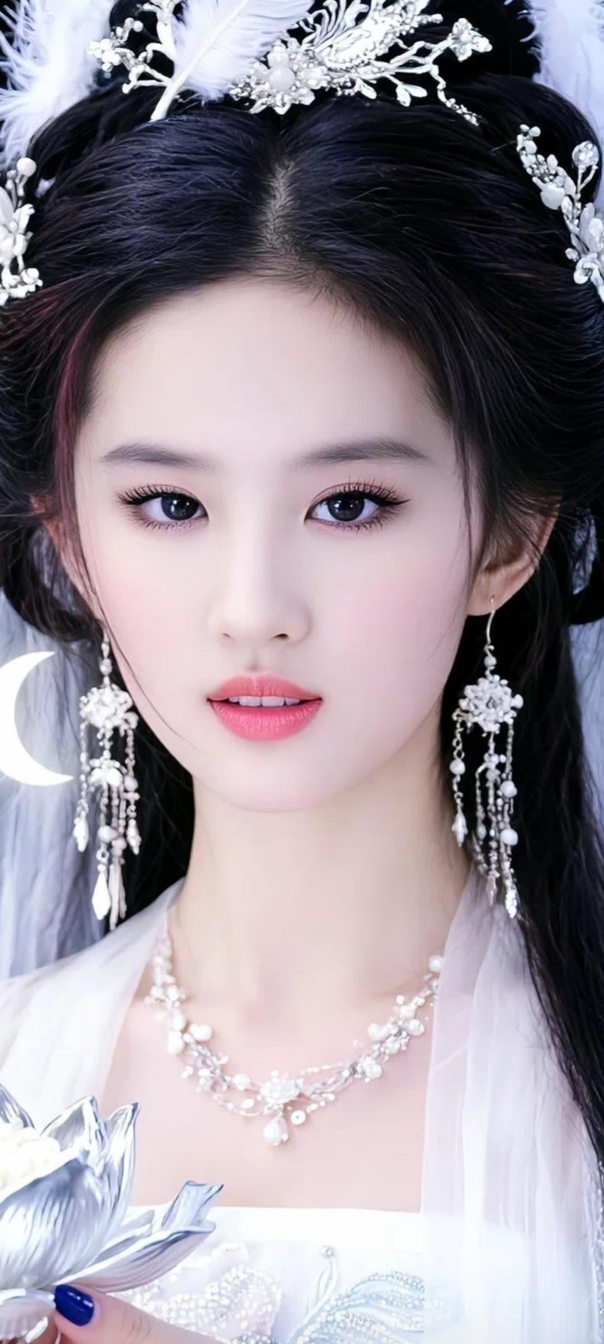 梦幻古风少女，精致妆容与华丽饰品相得益彰，宛如仙子降临。