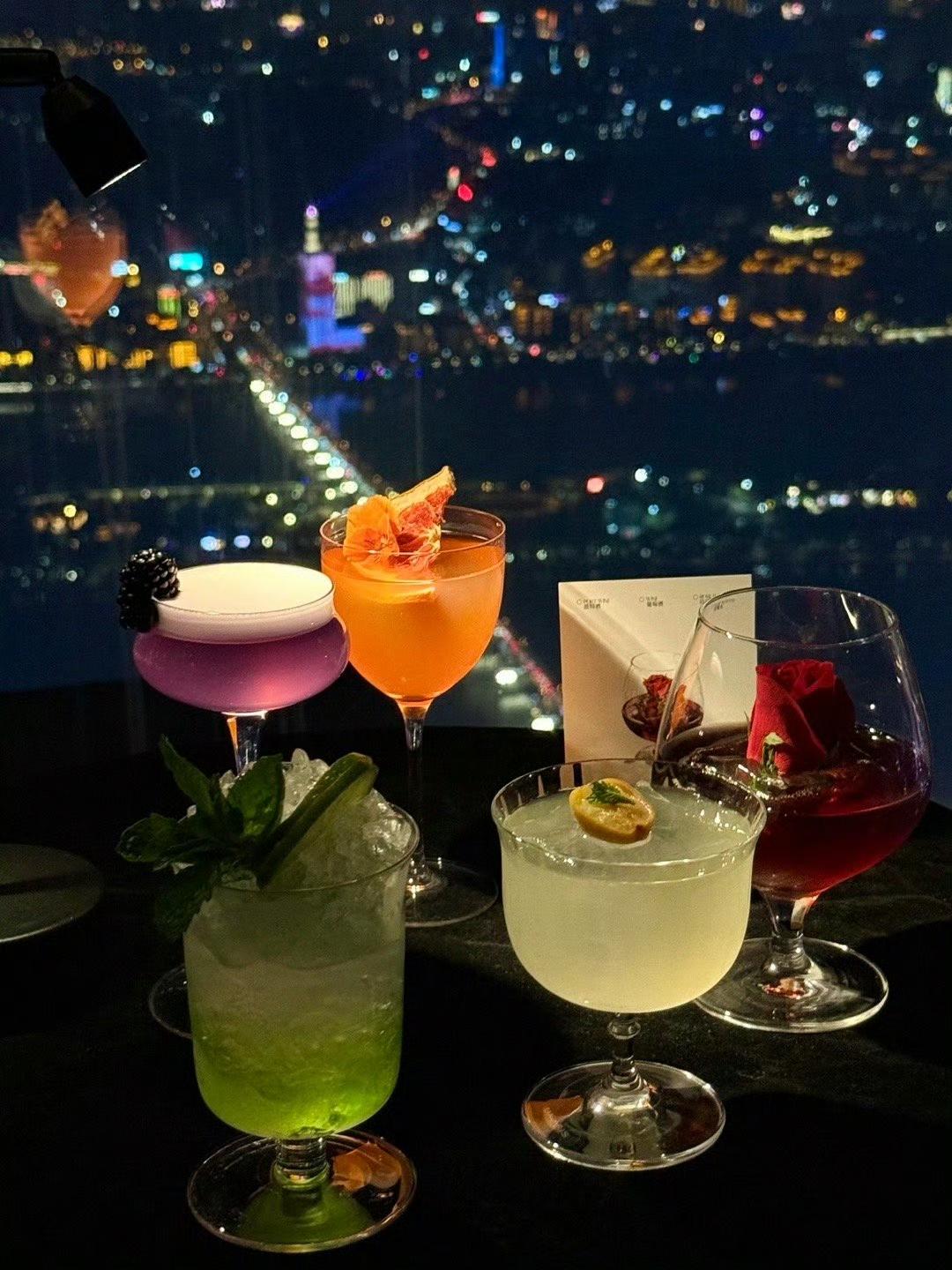 “一杯敬过往，一杯敬自己
  喝醉了，世界就是我的” ​​​