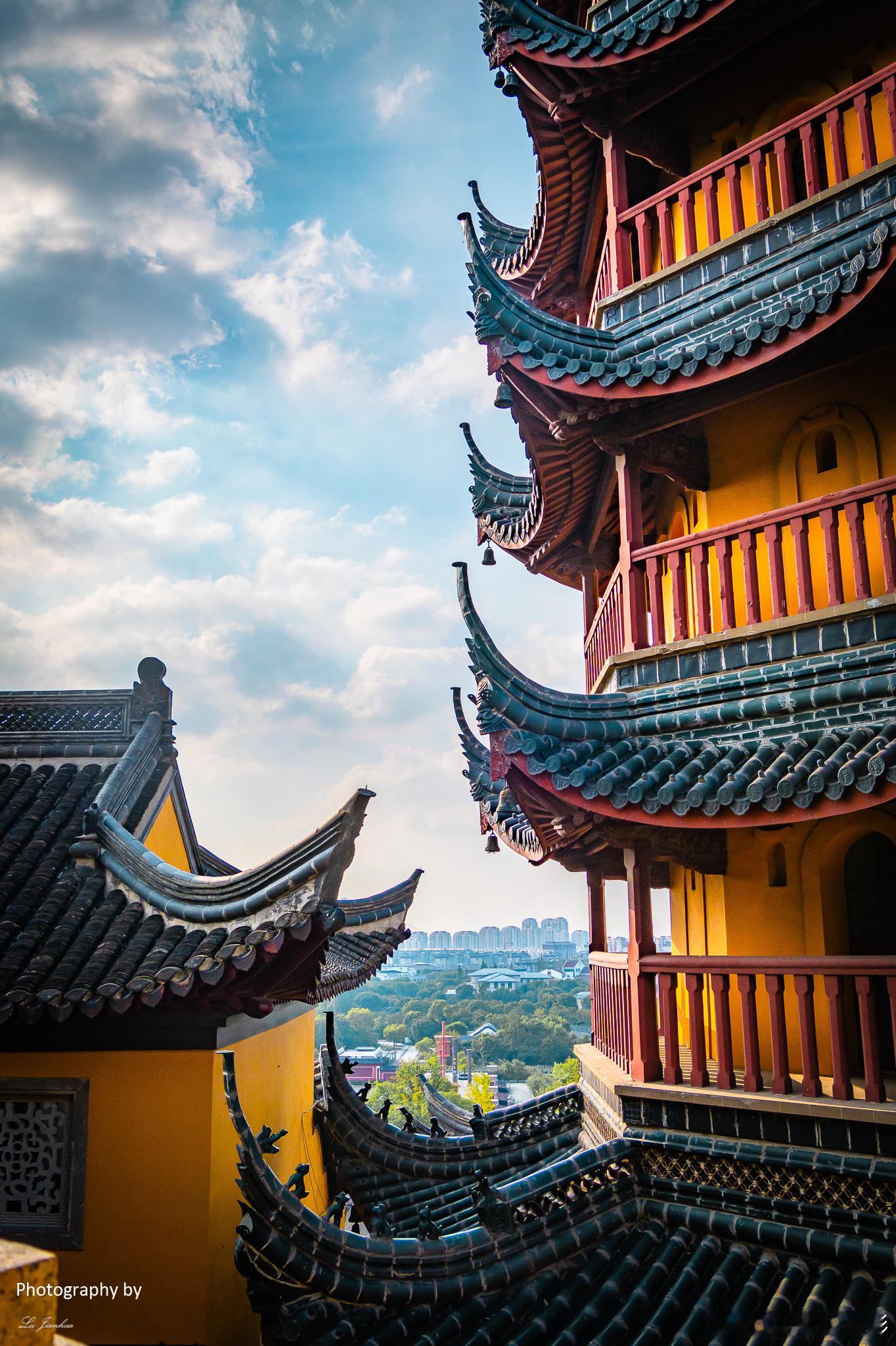 镇江金山寺，飞檐斗拱处，雕梁画栋间。晚安。 