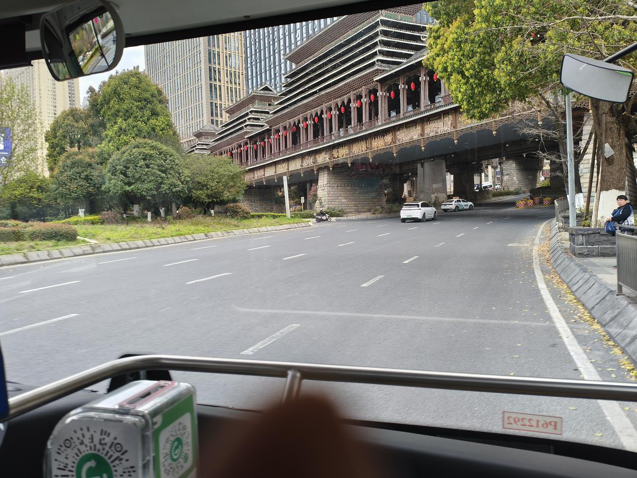 中国人，两套以上房马的家庭占96%！
可他们很忧虑
如同背着两着大山