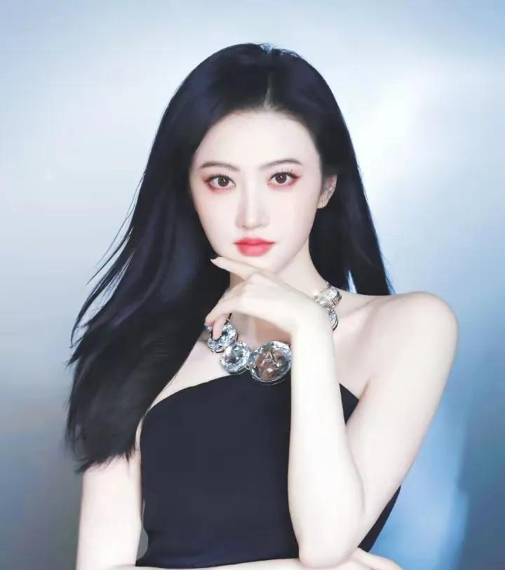 张爱玲的话过了多少年依旧是真理
白月光时间长了就变成衣服上的饭粒子
让人生厌
