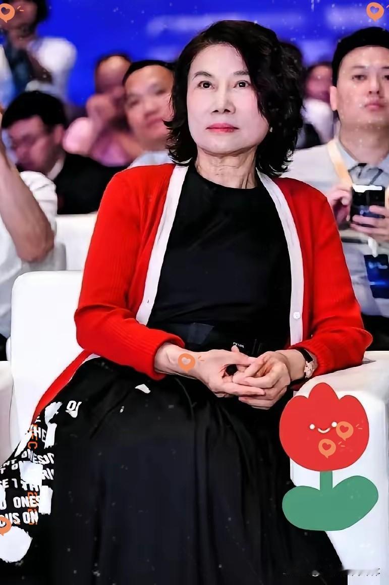 有些人后槽牙都要咬碎了！
美的签了，小米签了，海尔签了，唯独董明珠这脾气，直接把