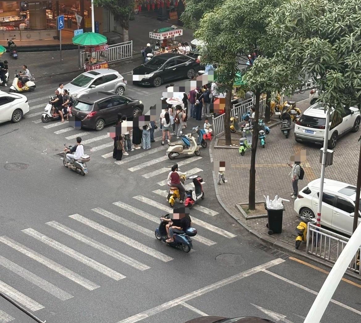 5月2日，网友反映：玉林城区占道小摊贩排长队要是出事谁责任，把马路给占了，严重影