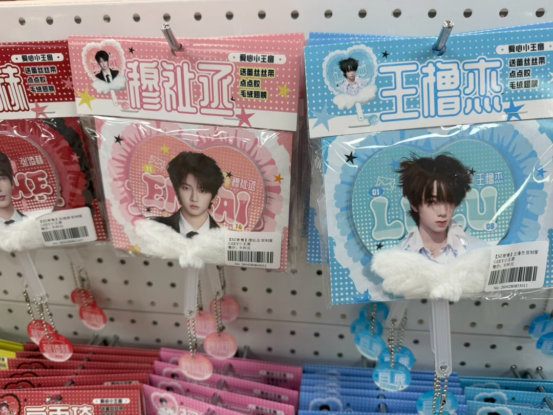 图2第一张是劳碌，我一翻，老穆出现了很多张我又果了给鸡娜 逃飞行 和踩空介绍 劳