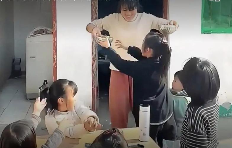 婶婶成7个孩子的妈世间最动人的善良，从来都藏在普通人的举手投足间。河南商丘这位婶
