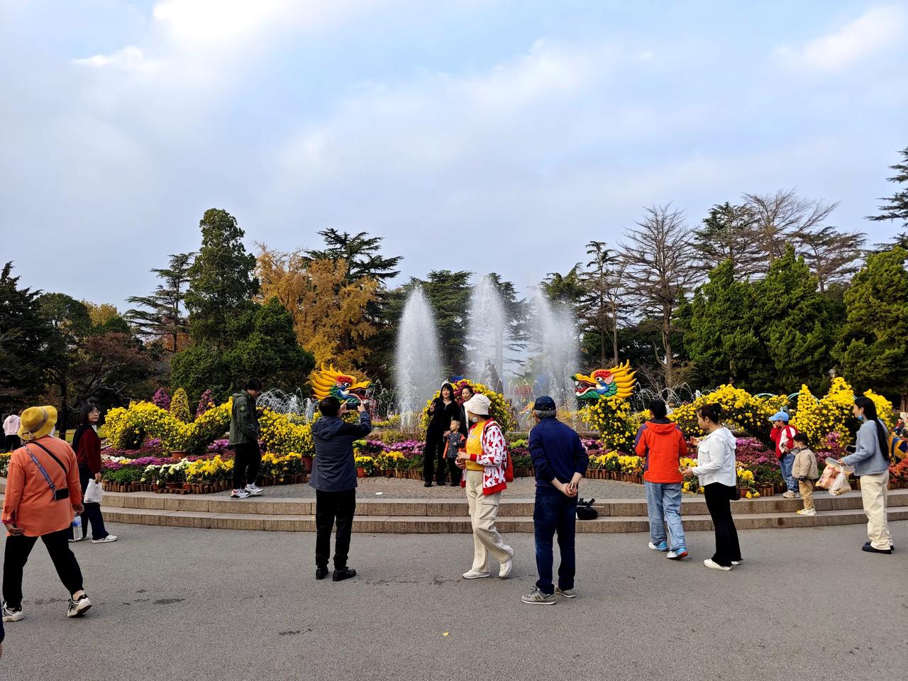 菊展中的中山公园，人流如织