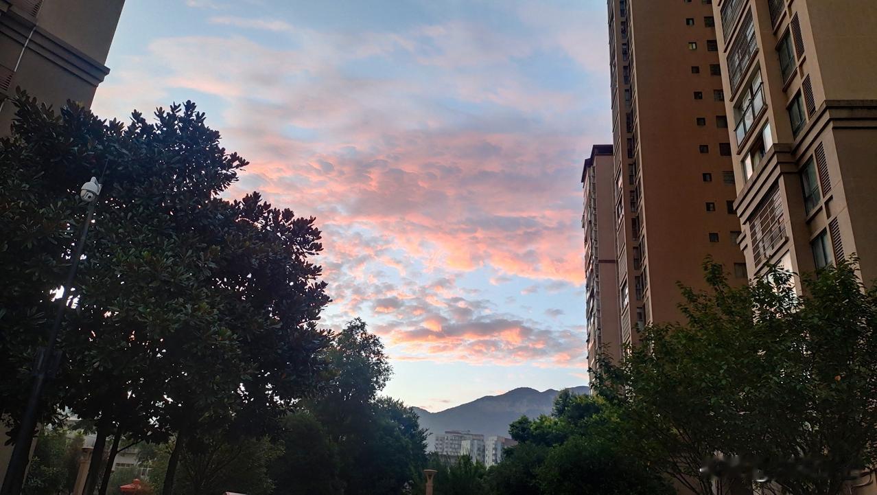 鼻炎用啥药才能断根，太难受了！

每到春秋两季，就鼻塞、打喷嚏、流鼻涕，眼睛还痒