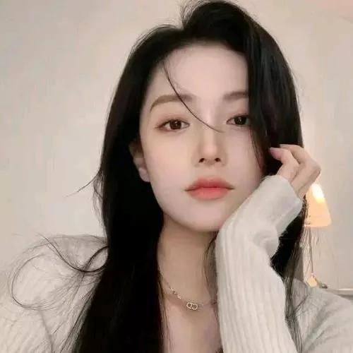 温柔如水的少女，一缕柔发，一抹微笑，宁静而美丽。少女感微笑女孩 自然清新美少女 