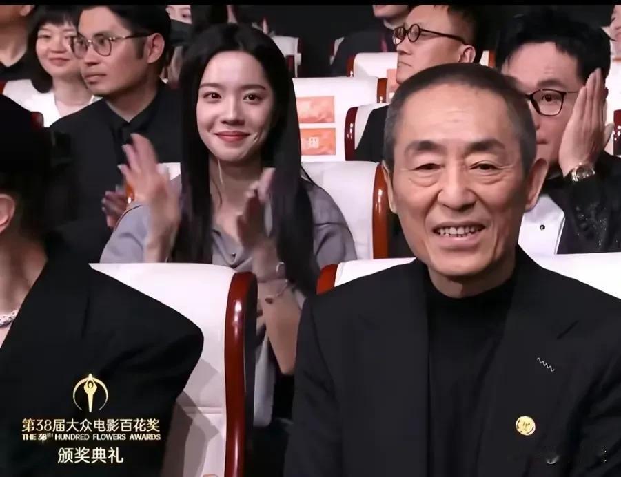 哪吒拿奖没氛围，说到底少了一个勇敢的大鹏！
惊蛰拿奖，张艺谋起身致谢，大家本来是