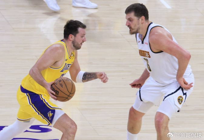 今天前NBA球员乔·约翰逊和主持人名嘴香农·夏普及查德·约翰逊参加了《Night