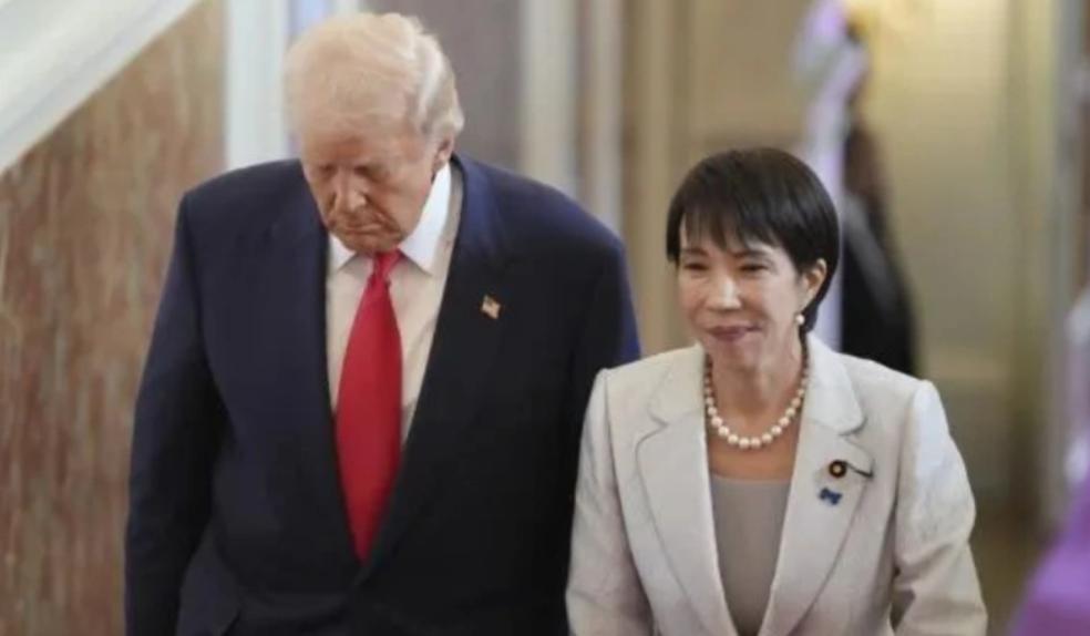 特朗普跟高市早苗见面那画面，太魔幻了。两人又是抱又是牵手，高市一脸娇羞，使劲夸特