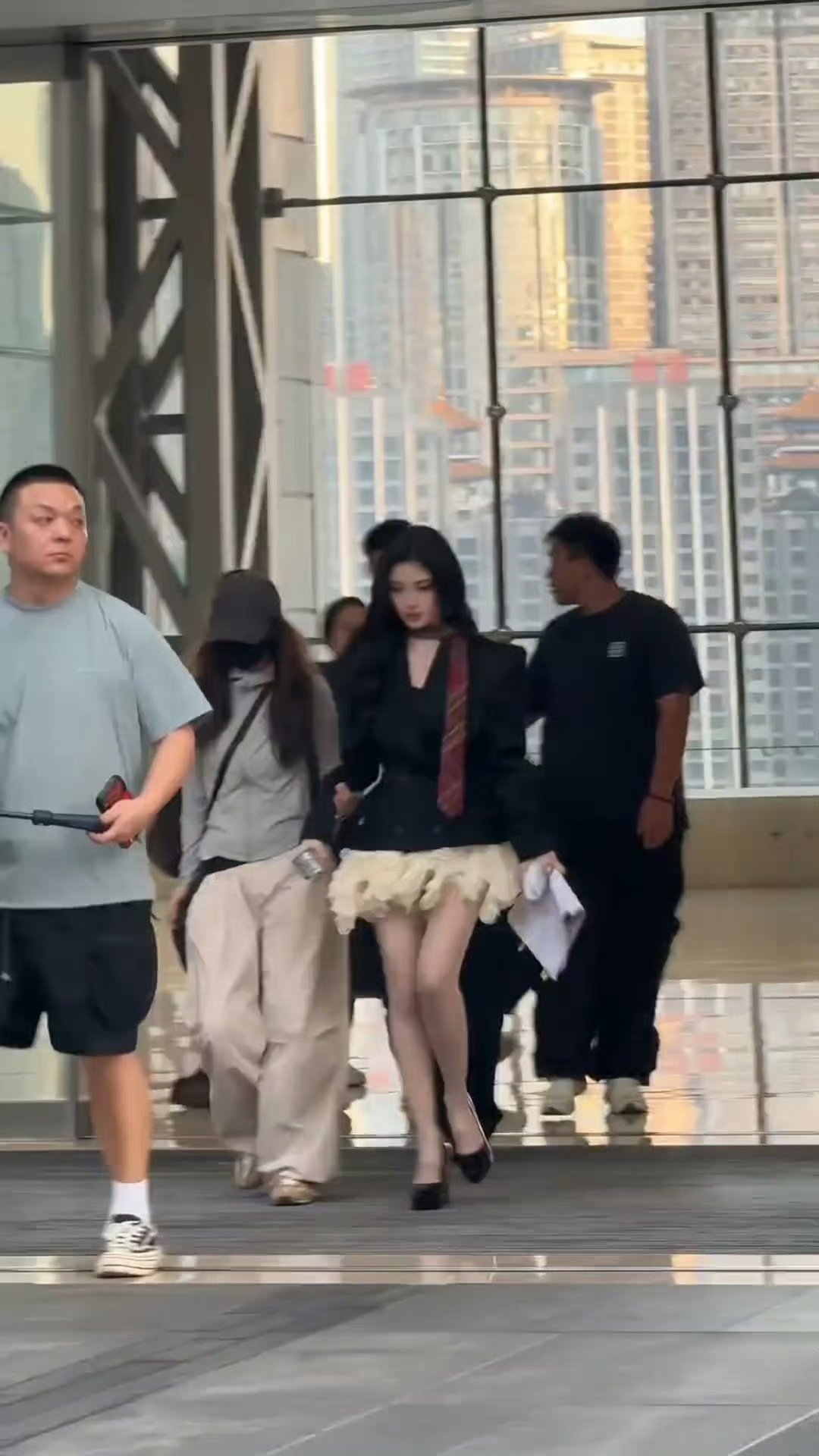 鞠婧祎细高跟一套造型，撑起人物鲜明的底色。在《万花世界》里苏绿夏这组路透，冷感干