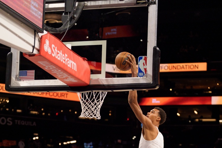 怀特：文班在护筐的同时能够迅速补防底角 你得时刻知道他的位置