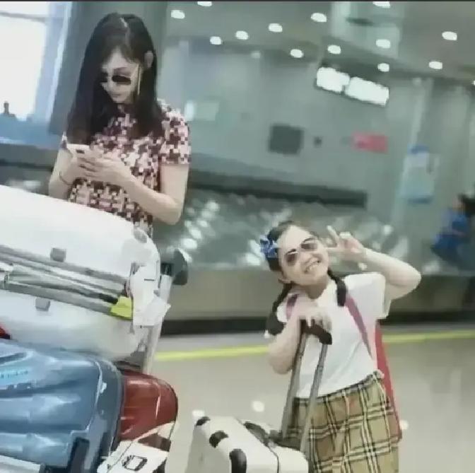 王宝强一周飞了4趟北京到深圳，回程永远坐经济舱最后一排，空姐说他每次都只要一杯白