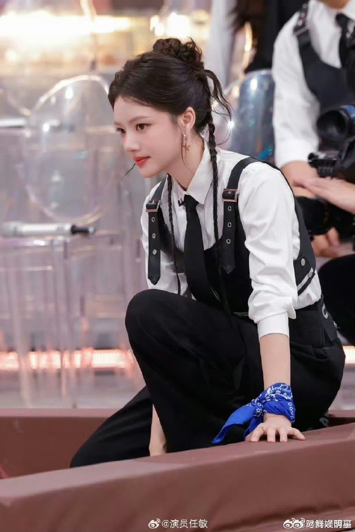 任敏说自己蠢锲而不舍挑战钻圈却频频翻车，最后干脆自嘲蠢萌，真实又接地气的样子太讨