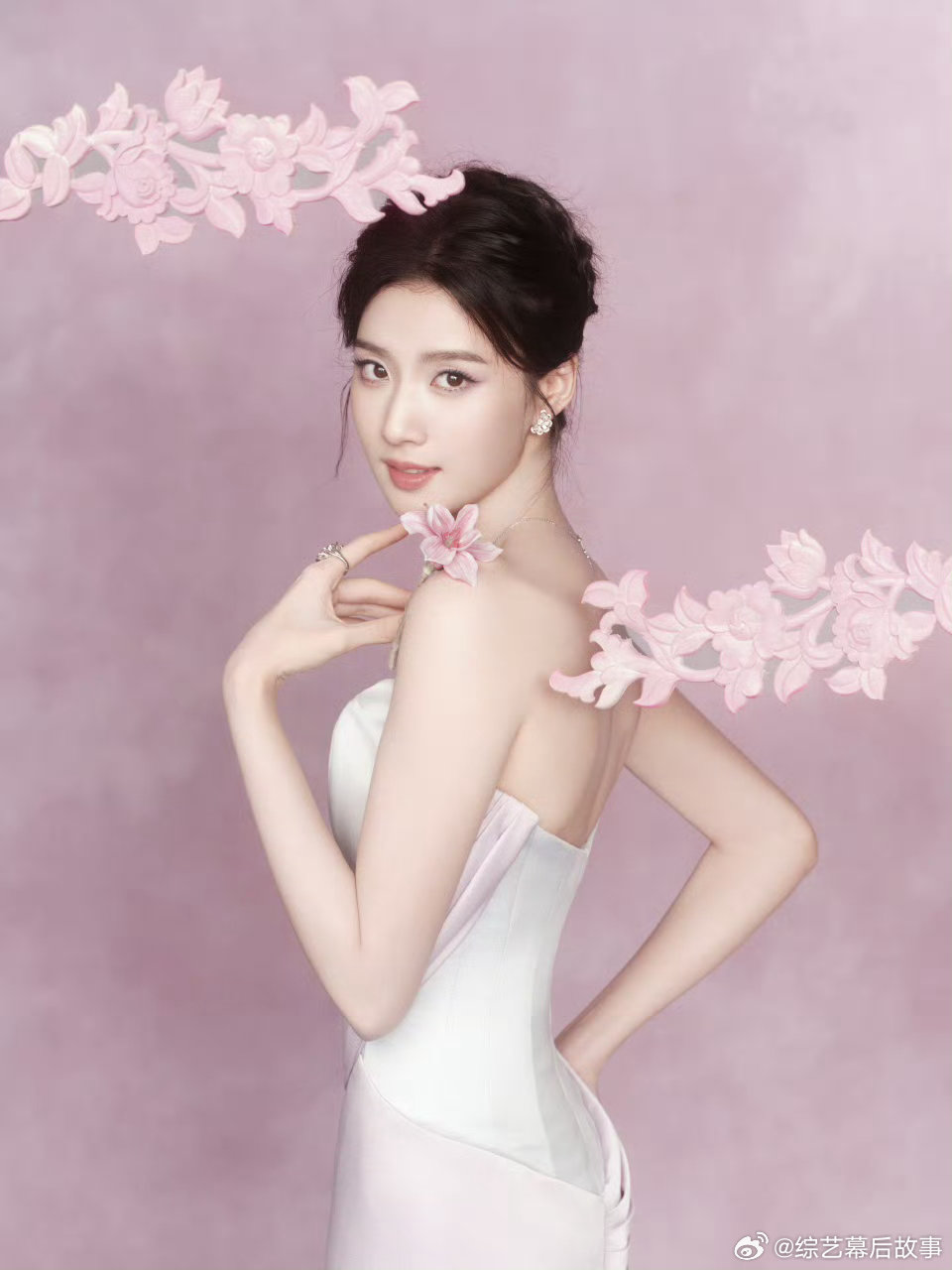 卢昱晓粉白渐变抹胸造型卢昱晓大花气质电视剧品质盛典 出圈美图曝光啦！卢昱晓粉白抹