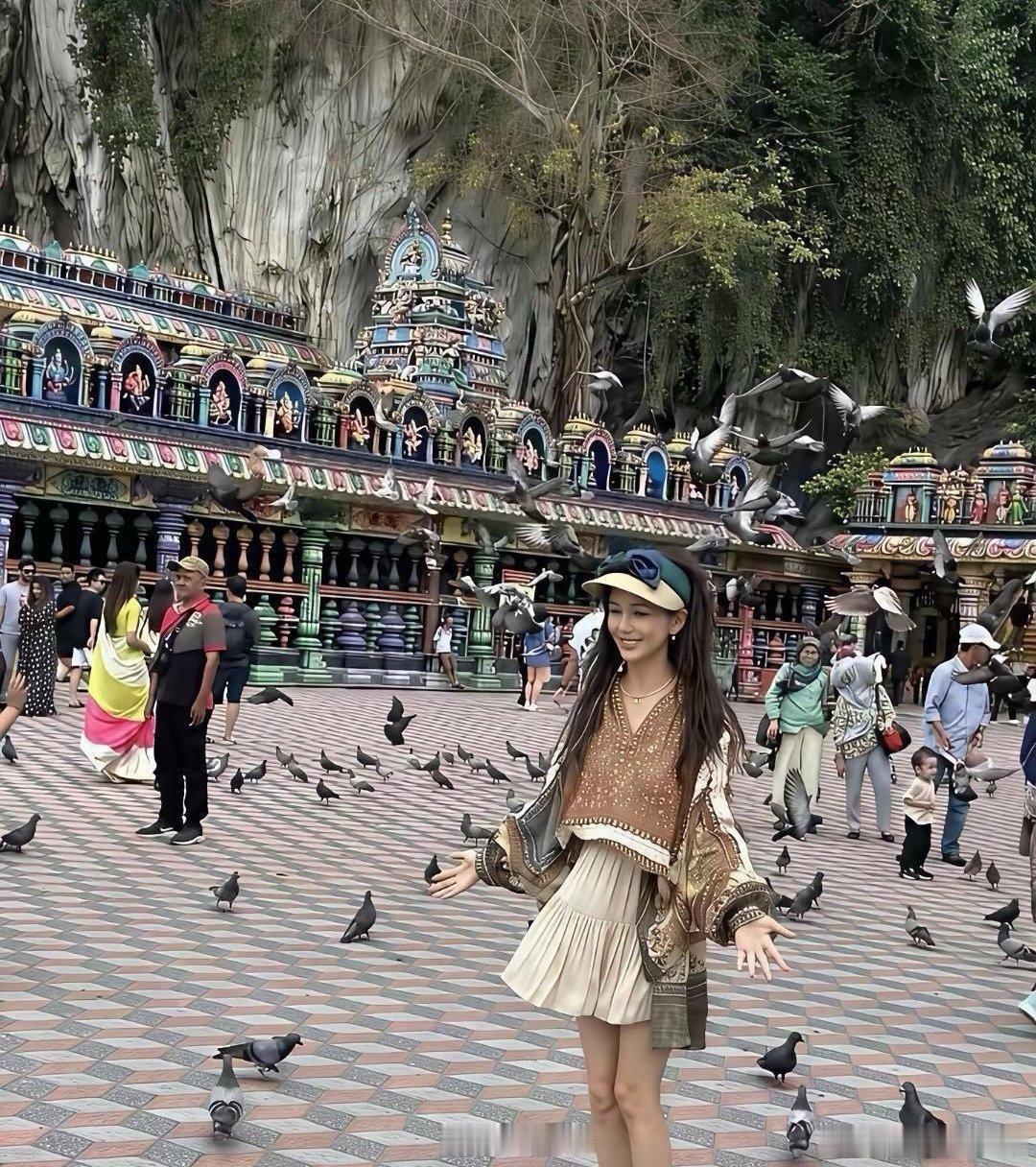 佟丽娅私下打扮这么随意的吗，可上镜就不一样了，超有神采 