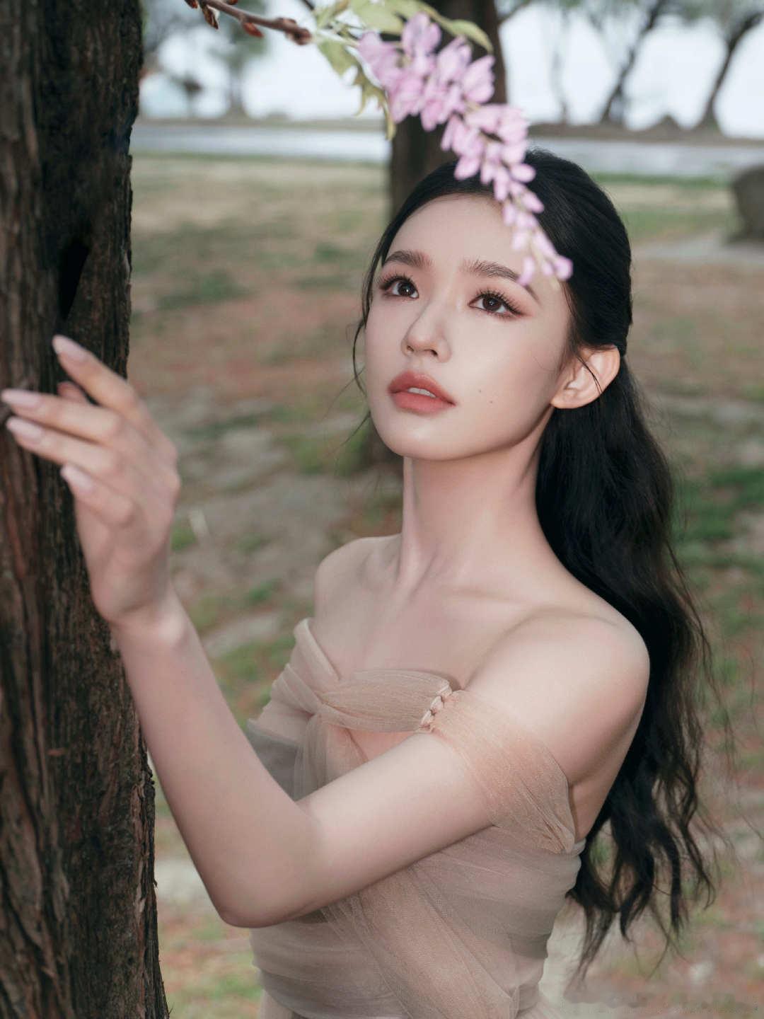 真是服了林允千金贵女 这气质了！清冷感和傲气并存，仿佛是从书香世家走出来的贵女，