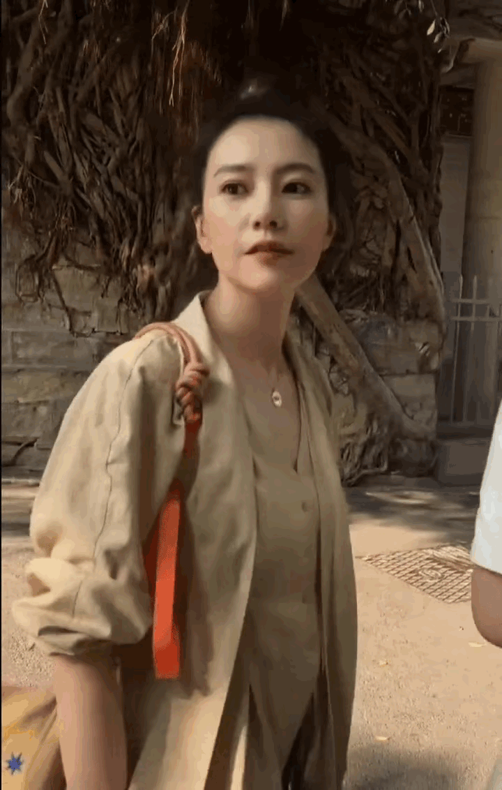 高圆圆都已经46岁了，

怎么还像一个年轻少女一样灵动，

这一点确实令人咋舌！
