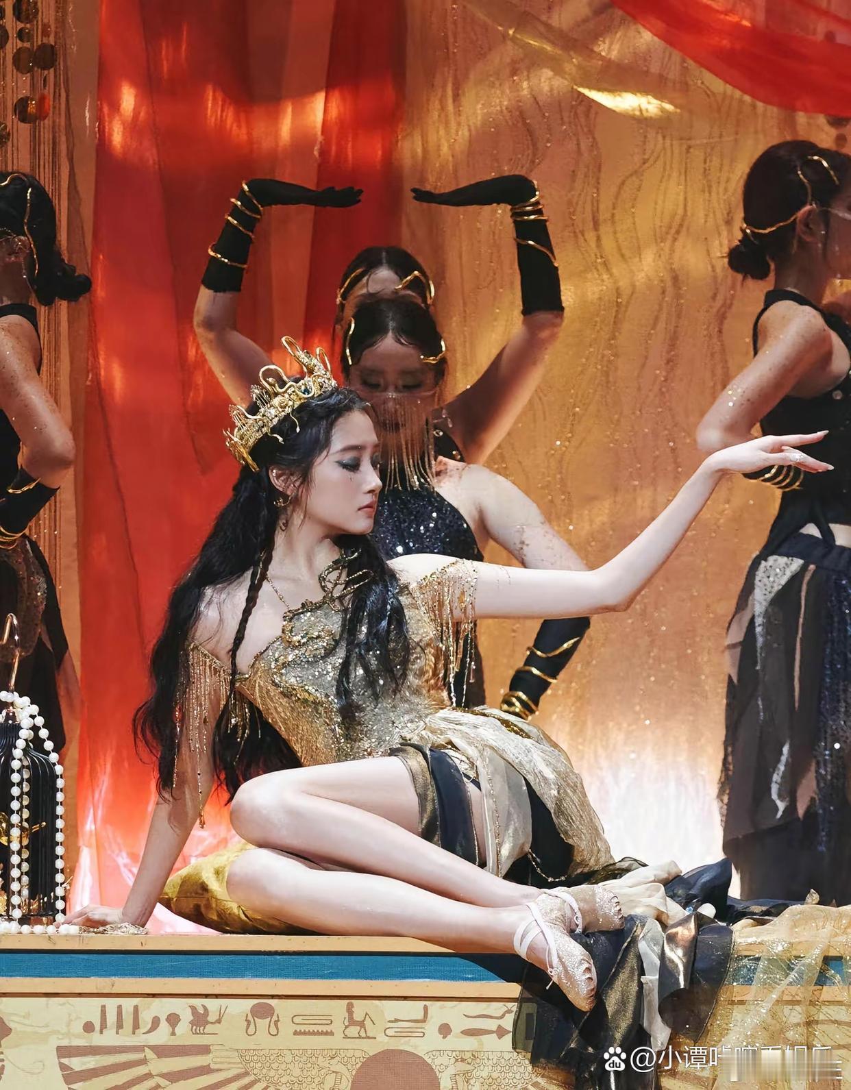 关晓彤跨年妆造 