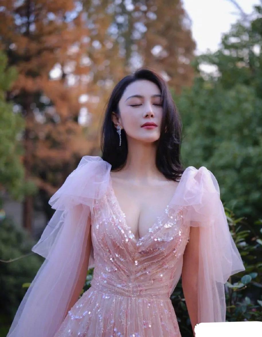 张馨予，状态好极了，圆润饱满，火辣迷人，身材不是一般的好啊。