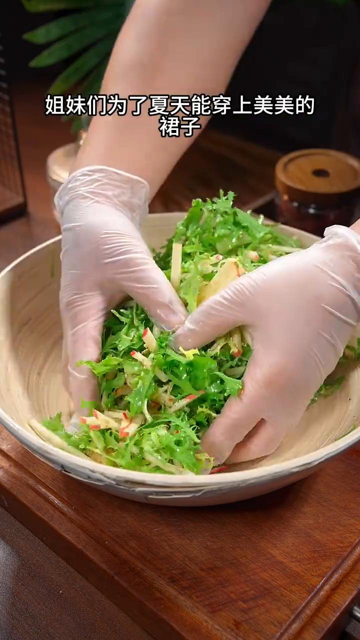 苦菊新吃法。
姐妹们，为了夏天能穿上美美的裙子，我决定每天都吃这道苦菊拌苹果。这