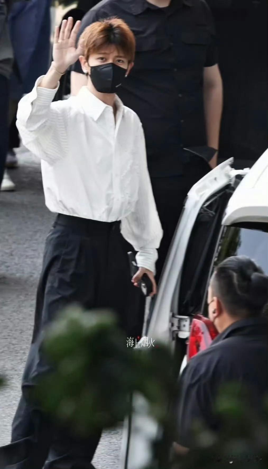 其实挺不舍得任嘉伦剪头发的，
长成现在这样用了好长时间，
再剪完就不知道何年何月