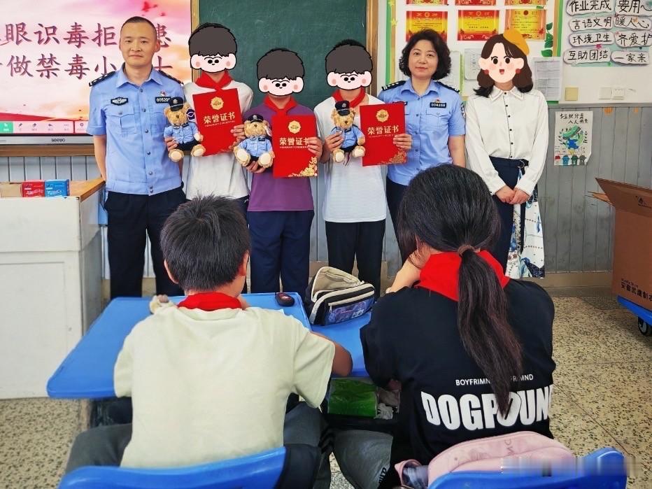 合肥市南门小学湖畔花园分校举行表彰仪式！
三名小学生巧用AI识别出罂粟植株并主动