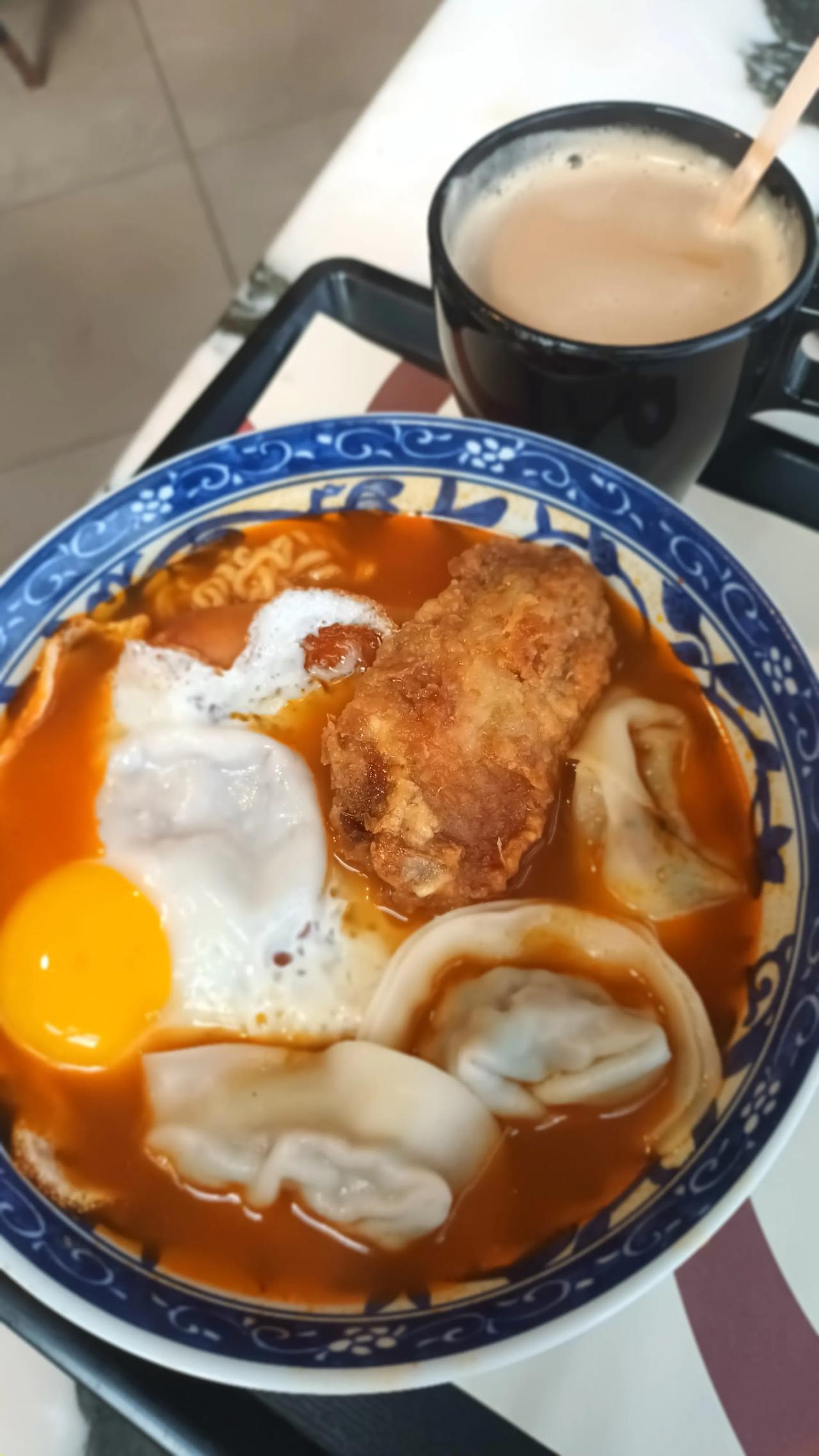 民以食为天，幸好工作午餐有些选择，今午就来个辛辣面配饺子鸡翼肉肠太阳蛋，正式快餐