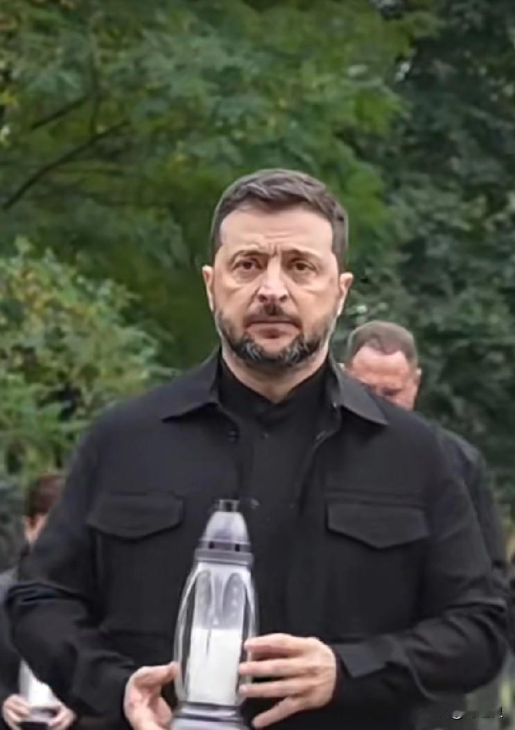 泽连斯基曾说:有人说我贪权，那么每天顶着导弹和无人机的轰炸，有限的权力就是换这种