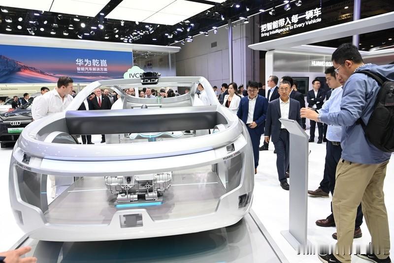 5搭载全新WEWA 2.0大模型，行业优化非结构化越野道路算法，36颗全维传感器