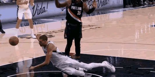 文班这球并不冤，只能是长教训了，你想借力打力人家不想让你舒服借力，霍乐迪这球也是