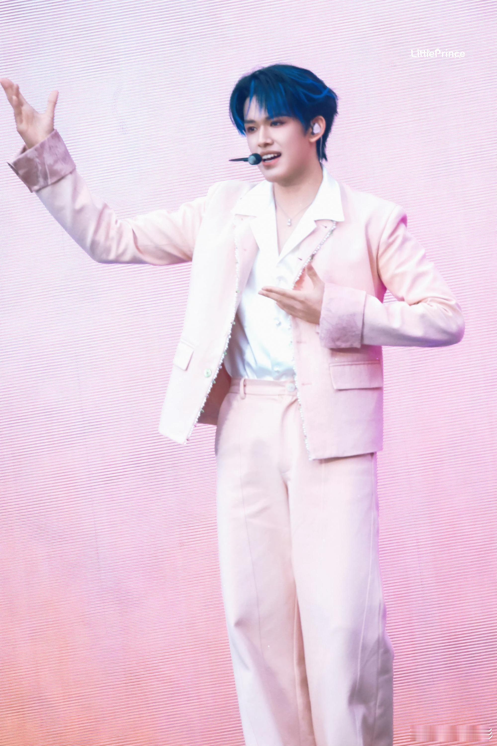 张极蓝发挑染张极这次的蓝发挑染太加分了，发尾那一抹蓝色像海浪一样亮眼，配上他清澈