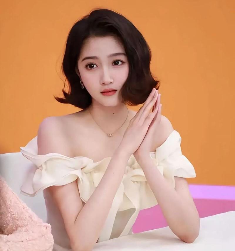 关晓彤的新剧《二十不惑2》正火，演技获赞，却被骂蹭鹿晗热度。
说真的，这公平吗？