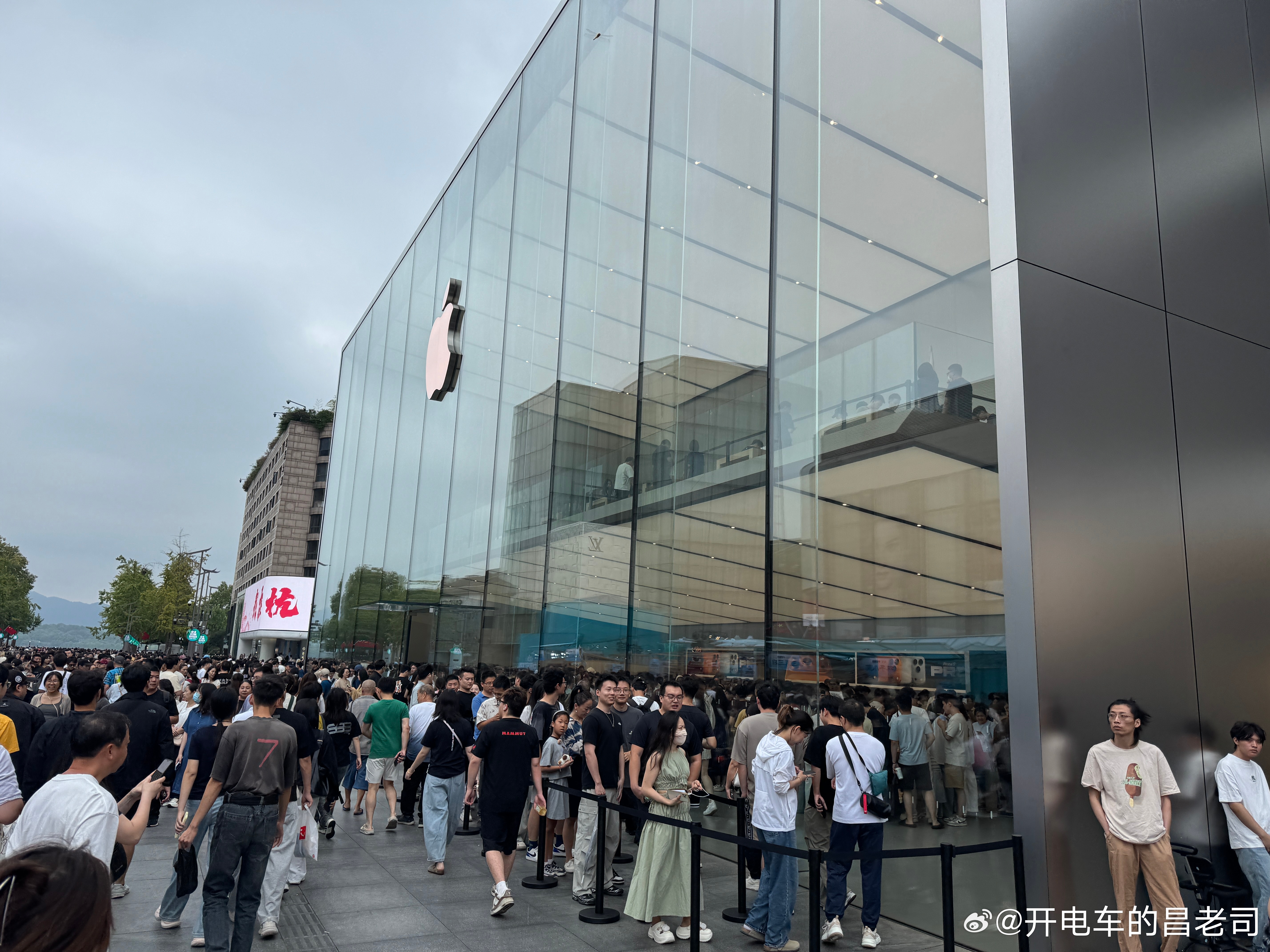 不是说今年的iPhone🐶都不买吗？排队好夸张为了今晚NIO Day拍莫文蔚现