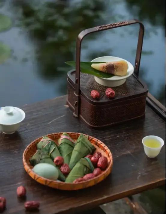 《端午的河》  
——以粽香为舟，溯洄千年  
 
鼓点撞碎浪花时  
江水正吞